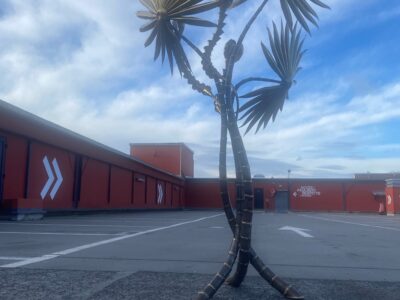 1970′ Yuka Palm Floor Lamp in Brass And Patinated Iron Maison Jansen 3 Heads Brutalist Style H 200 cm