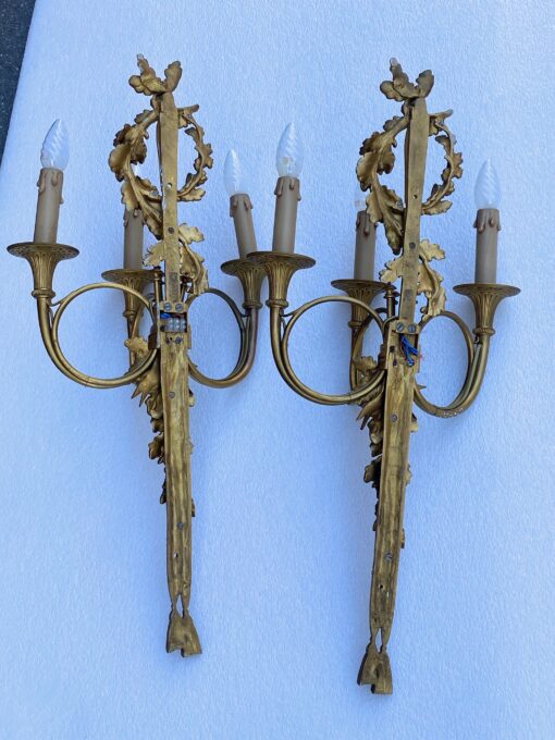 1900′ Paire d’ Appliques Style Louis 16 Bronze Doré Aux Cors De Chasse Signée Jansen – Image 2