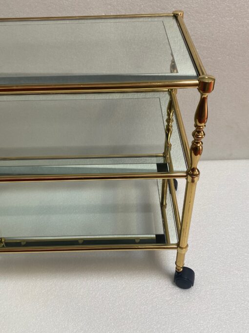1970' Desserte a Roulettes en Laiton Doré et Verre Avec Entourage Miroir Maison Jansen – Image 3