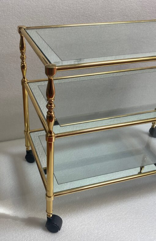 1970' Desserte a Roulettes en Laiton Doré et Verre Avec Entourage Miroir Maison Jansen – Image 2