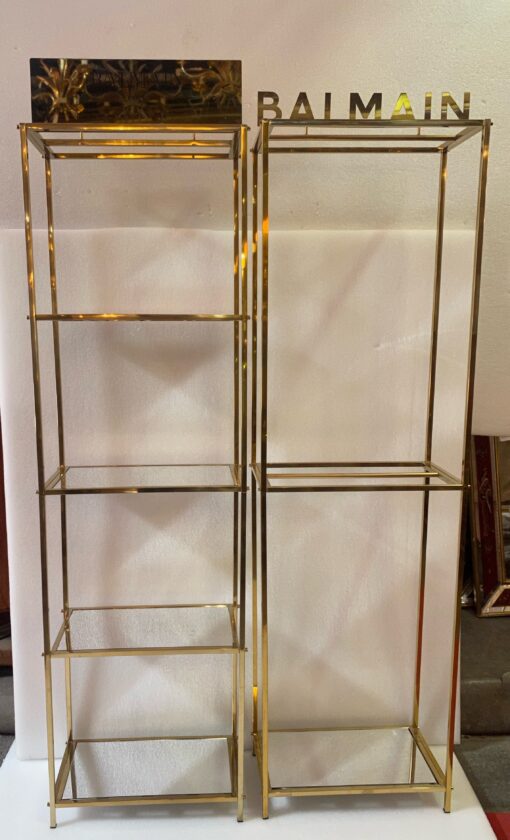 1970′ Paire D' Étagères En Laiton Doré  à 4 Niveaux Pierre Balmain Plateaux Metacrylate 25 X 46,5 H 156 cm