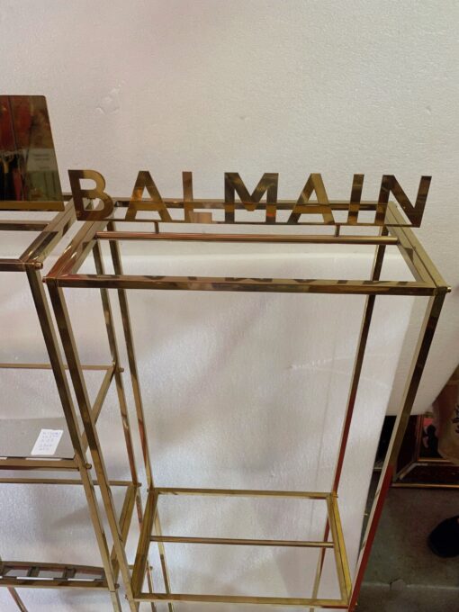 1970′ Paire D' Étagères En Laiton Doré  à 4 Niveaux Pierre Balmain Plateaux Metacrylate 25 X 46,5 H 156 cm – Image 14