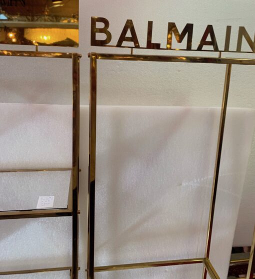 1970′ Paire D' Étagères En Laiton Doré  à 4 Niveaux Pierre Balmain Plateaux Metacrylate 25 X 46,5 H 156 cm – Image 3