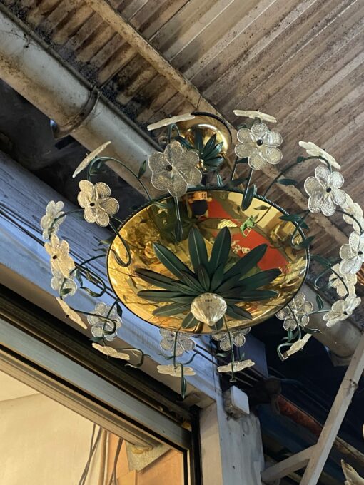 1970' Série de 3 Lustres en Laiton Doré Style Maison Bagués Ou Banci Fleurs En Verre Colorés – Image 8