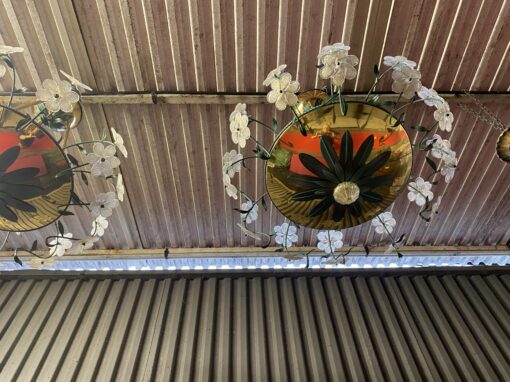 1970' Série de 3 Lustres en Laiton Doré Style Maison Bagués Ou Banci Fleurs En Verre Colorés – Image 11