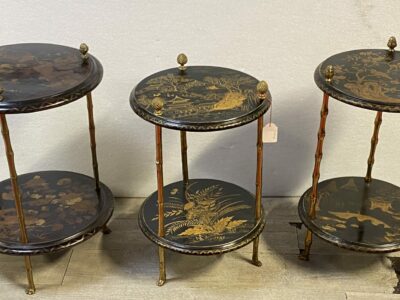 1970′ Suite de 3 Guéridons Style Maison Baguès Décor Bambou en Bronze Doré Avec Plateaux Laque de Chine
