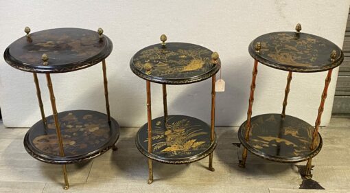 1970′ Suite de 3 Guéridons Style Maison Baguès Décor Bambou en Bronze Doré Avec Plateaux Laque de Chine