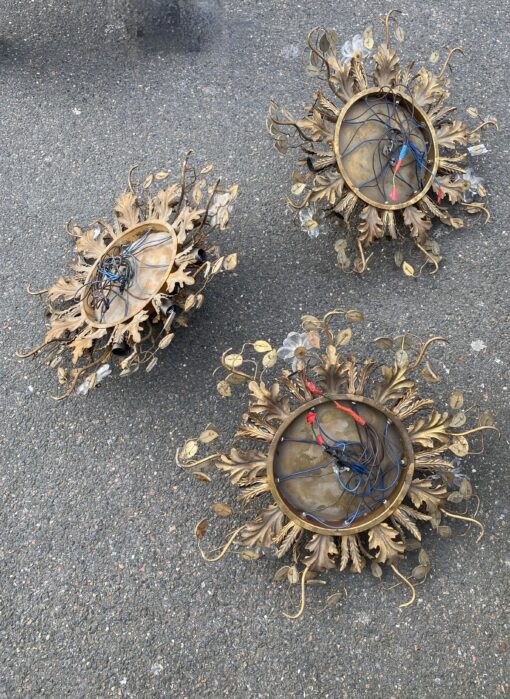 1970′ Paire  De Plafonniers ou Appliques à Décor de Fleurs et Feuilles en Métal Doré Et Verre  Maison Baguès Ou Banci – Image 2