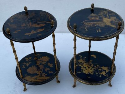 1970′ Paire De Guéridons Ou Similaires Style Maison Baguès Décor Bambou en Bronze Doré Avec Plateaux Laque de Chine (HOLD)