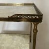 1950/70′ Bout De Canapé Avec Galerie Maison Baguès Laiton et Bronze Plateaux Miroir Oxydé Vieilli et Fleur 50 X 50 X H 50 cm – Image 8