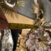 1970' Maison Bagués Style Golden Brass Chandelier Leaves in Colored Glass - Image 4