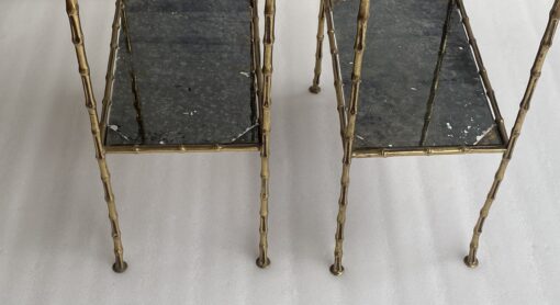 1950/70′ Paire de Tables en Bronze Doré Décor Bambou à 2 Niveaux Maison Baguès Plateaux Miroirs Vieillis Oxydés 34X 20 x H 59 cm – Image 7