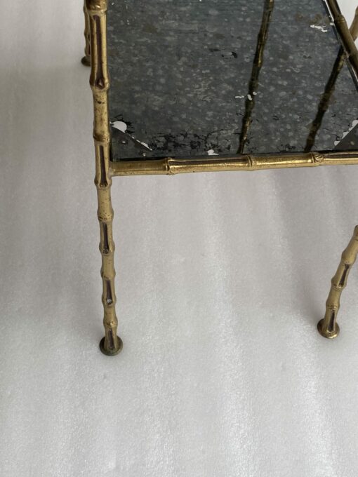 1950/70′ Paire de Tables en Bronze Doré Décor Bambou à 2 Niveaux Maison Baguès Plateaux Miroirs Vieillis Oxydés 34X 20 x H 59 cm – Image 6