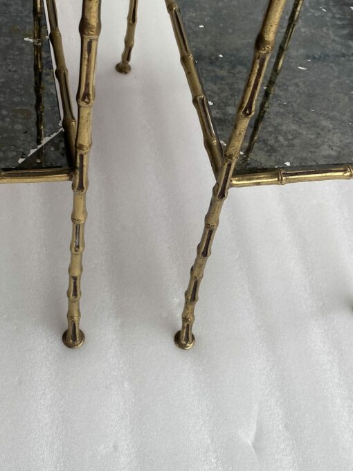 1950/70′ Paire de Tables en Bronze Doré Décor Bambou à 2 Niveaux Maison Baguès Plateaux Miroirs Vieillis Oxydés 34X 20 x H 59 cm – Image 5