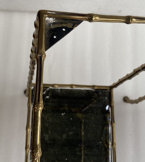 1950/70′ Paire de Tables en Bronze Doré Décor Bambou à 2 Niveaux Maison Baguès Plateaux Miroirs Vieillis Oxydés 34X 20 x H 59 cm – Image 4