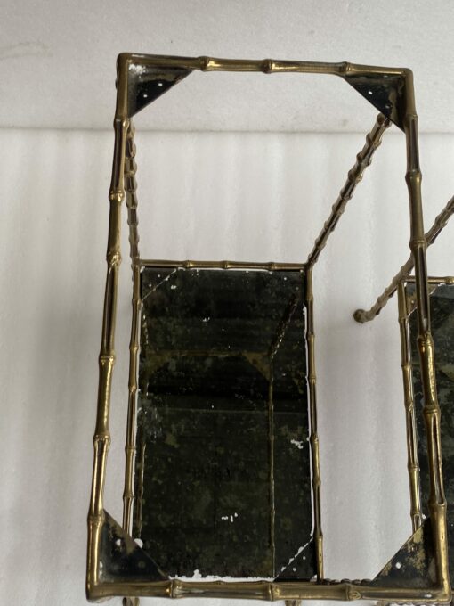 1950/70′ Paire de Tables en Bronze Doré Décor Bambou à 2 Niveaux Maison Baguès Plateaux Miroirs Vieillis Oxydés 34X 20 x H 59 cm – Image 3