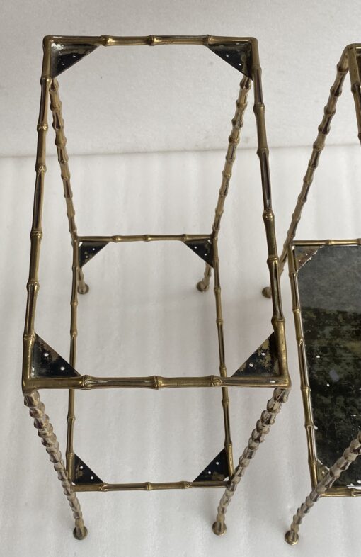 1950/70′ Paire de Tables en Bronze Doré Décor Bambou à 2 Niveaux Maison Baguès Plateaux Miroirs Vieillis Oxydés 34X 20 x H 59 cm – Image 2