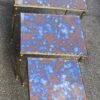 1970′ Série de 3 Tables Gigognes Maison Baguès en Bronze Doré, 3 Plateaux Miroirs Oxydés Vieillis Couleur Rouille et Montants Cannelés – Image 2