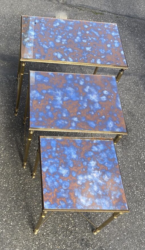 1970′ Série de 3 Tables Gigognes Maison Baguès en Bronze Doré, 3 Plateaux Miroirs Oxydés Vieillis Couleur Rouille et Montants Cannelés – Image 2