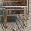 1970′ Série de 3 Tables Gigognes Maison Baguès en Bronze Doré, 3 Plateaux Miroirs Oxydés Vieillis Couleur Rouille et Montants Cannelés – Image 3