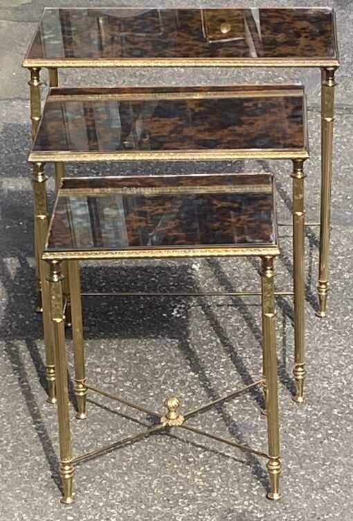 1970′ Série de 3 Tables Gigognes Maison Baguès en Bronze Doré, 3 Plateaux Miroirs Oxydés Vieillis Couleur Rouille et Montants Cannelés – Image 3