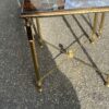 1970′ Série de 3 Tables Gigognes Maison Baguès en Bronze Doré, 3 Plateaux Miroirs Oxydés Vieillis Couleur Rouille et Montants Cannelés – Image 4