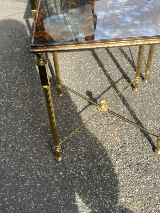 1970′ Série de 3 Tables Gigognes Maison Baguès en Bronze Doré, 3 Plateaux Miroirs Oxydés Vieillis Couleur Rouille et Montants Cannelés – Image 4