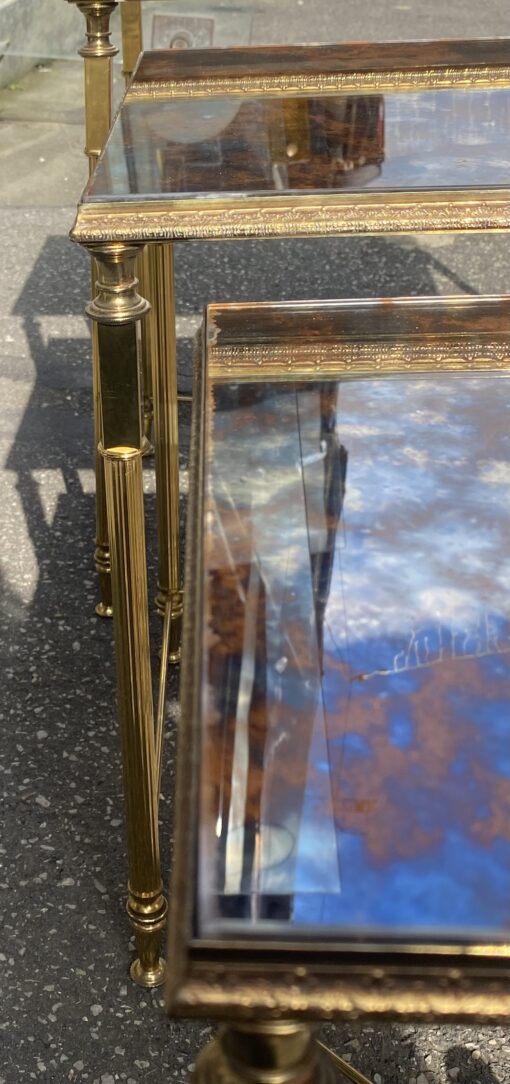 1970′ Série de 3 Tables Gigognes Maison Baguès en Bronze Doré, 3 Plateaux Miroirs Oxydés Vieillis Couleur Rouille et Montants Cannelés – Image 6