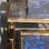 1970′ Série de 3 Tables Gigognes Maison Baguès en Bronze Doré, 3 Plateaux Miroirs Oxydés Vieillis Couleur Rouille et Montants Cannelés – Image 7