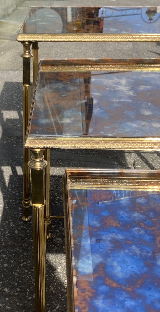 1970′ Série de 3 Tables Gigognes Maison Baguès en Bronze Doré, 3 Plateaux Miroirs Oxydés Vieillis Couleur Rouille et Montants Cannelés – Image 7