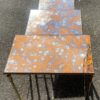 1970′ Série de 3 Tables Gigognes Maison Baguès en Bronze Doré, 3 Plateaux Miroirs Oxydés Vieillis Couleur Rouille et Montants Cannelés – Image 8