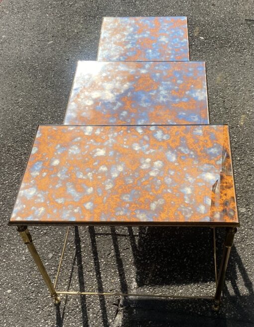 1970′ Série de 3 Tables Gigognes Maison Baguès en Bronze Doré, 3 Plateaux Miroirs Oxydés Vieillis Couleur Rouille et Montants Cannelés – Image 8