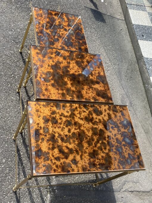 1970′ Série de 3 Tables Gigognes Maison Baguès en Bronze Doré, 3 Plateaux Miroirs Oxydés Vieillis Couleur Rouille et Montants Cannelés