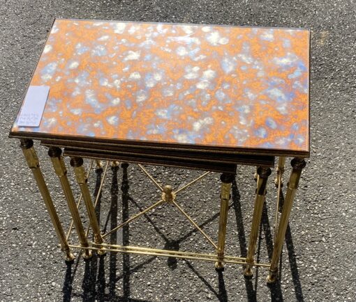 1970′ Série de 3 Tables Gigognes Maison Baguès en Bronze Doré, 3 Plateaux Miroirs Oxydés Vieillis Couleur Rouille et Montants Cannelés – Image 10
