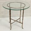 1970′ Guéridon Style Maison Baguès Décor Bambou en Bronze Doré Avec Plateau Verre H 50 Ø 37 cm