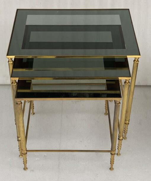 1970′ Série de 3 Tables Gigognes  Bronze Doré Plateaux Verre Fumé – Image 4