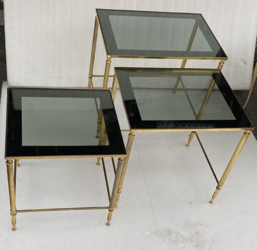 1970′ Série de 3 Tables Gigognes  Bronze Doré Plateaux Verre Fumé