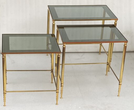 1970′ Série de 3 Tables Gigognes  Bronze Doré Plateaux Verre Fumé – Image 2