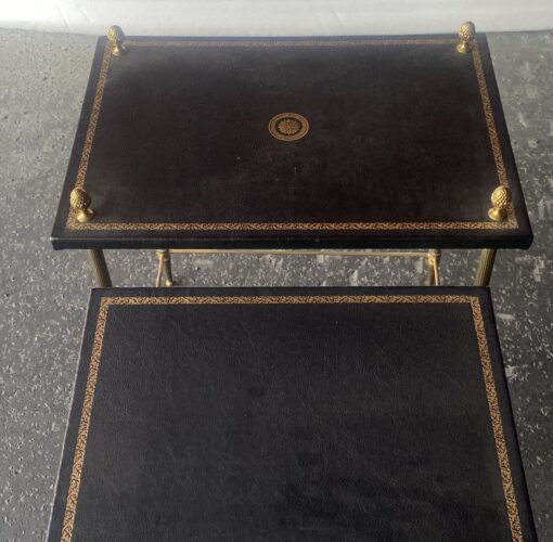 1970′ Série De 3 Tables Gigognes Maison Baguès En Bronze Patiné, 3 Plateaux Cuir Motifs Grecs 50 X 34,5 X H 57 cm – Image 17