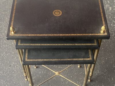 1970′ Série De 3 Tables Gigognes Maison Baguès En Bronze Patiné, 3 Plateaux Cuir Motifs Grecs 50 X 34,5 X H 57 cm