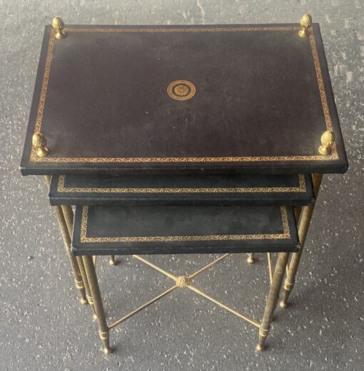 1970′ Série De 3 Tables Gigognes Maison Baguès En Bronze Patiné, 3 Plateaux Cuir Motifs Grecs 50 X 34,5 X H 57 cm