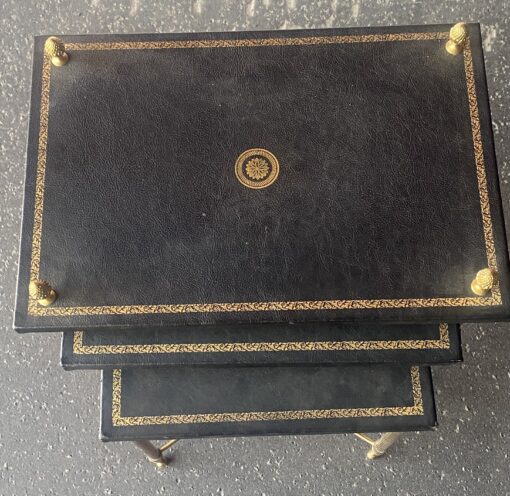 1970′ Série De 3 Tables Gigognes Maison Baguès En Bronze Patiné, 3 Plateaux Cuir Motifs Grecs 50 X 34,5 X H 57 cm – Image 15