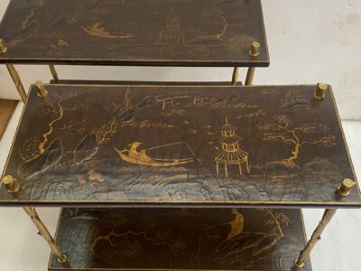 1950/70′ Paire De Tables Maison Baguès Ou Maison Charles Style Agostini Décor Végétal En Bronze Doré Avec Plateaux Laque de Chine 62 X 28 H 53 cm