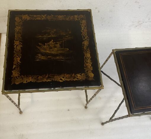 1950/70' Série de 2 Tables Gigognes Style Maison Charles en Bronze Doré Plateaux Avec Laque de Chine Noire Decor de Paysage Avec Personnages et Barque – Image 13