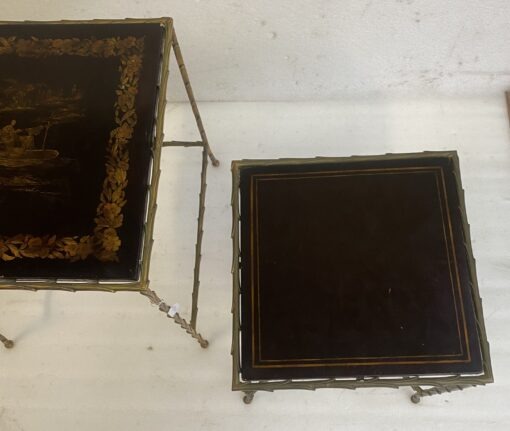 1950/70' Série de 2 Tables Gigognes Style Maison Charles en Bronze Doré Plateaux Avec Laque de Chine Noire Decor de Paysage Avec Personnages et Barque – Image 12