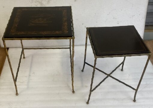 1950/70' Série de 2 Tables Gigognes Style Maison Charles en Bronze Doré Plateaux Avec Laque de Chine Noire Decor de Paysage Avec Personnages et Barque – Image 11