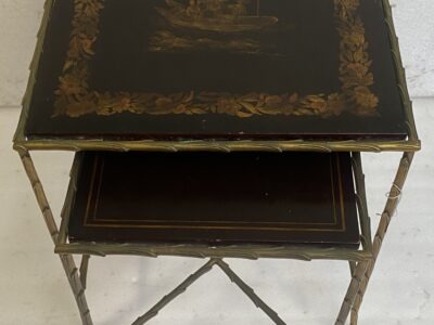 1950/70' Série de 2 Tables Gigognes Style Maison Charles en Bronze Doré Plateaux Avec Laque de Chine Noire Decor de Paysage Avec Personnages et Barque