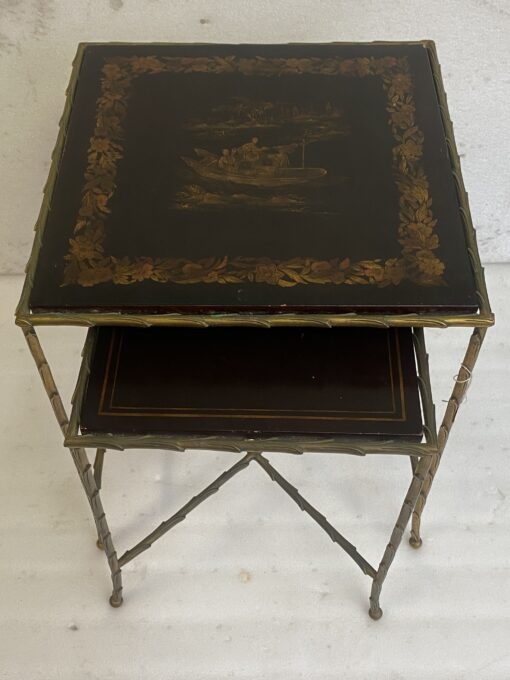 1950/70' Série de 2 Tables Gigognes Style Maison Charles en Bronze Doré Plateaux Avec Laque de Chine Noire Decor de Paysage Avec Personnages et Barque