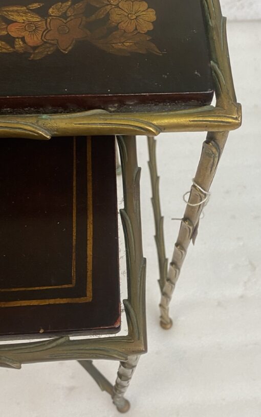 1950/70' Série de 2 Tables Gigognes Style Maison Charles en Bronze Doré Plateaux Avec Laque de Chine Noire Decor de Paysage Avec Personnages et Barque – Image 9
