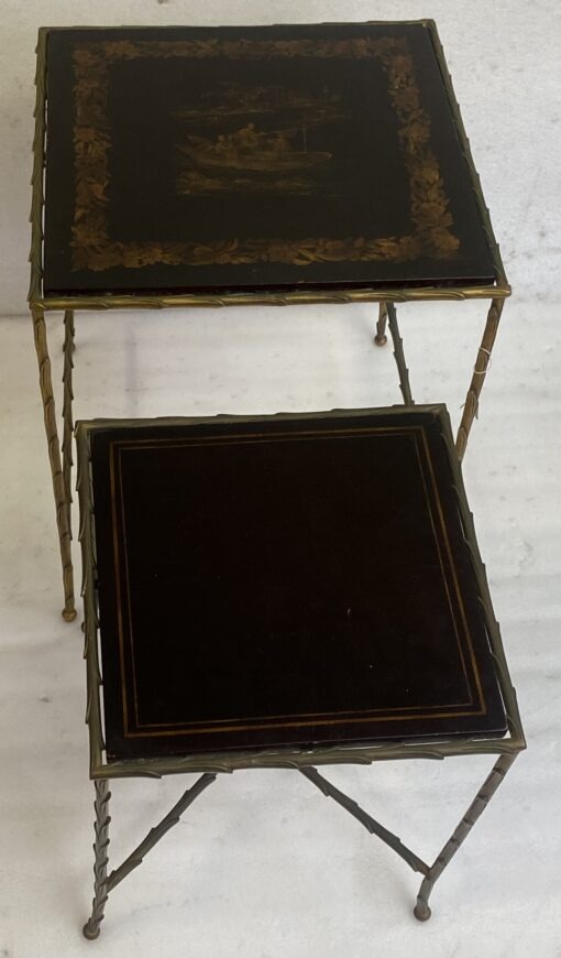 1950/70' Série de 2 Tables Gigognes Style Maison Charles en Bronze Doré Plateaux Avec Laque de Chine Noire Decor de Paysage Avec Personnages et Barque – Image 2